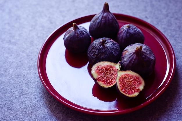 Photo couper les figues sur une assiette