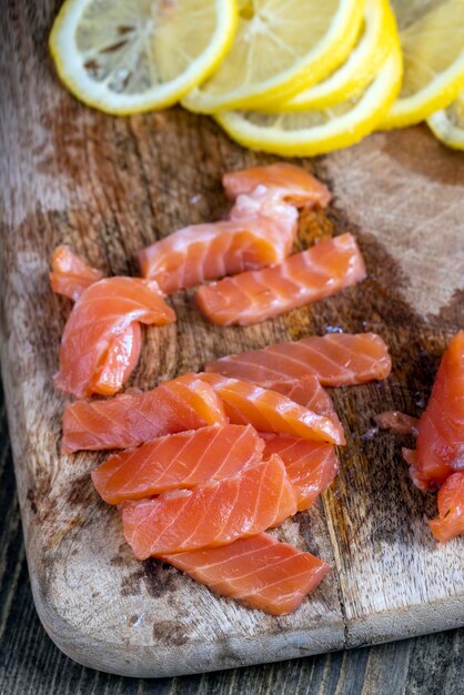 Couper les filets de poisson lors de la préparation d'un plat de poisson saumon rouge