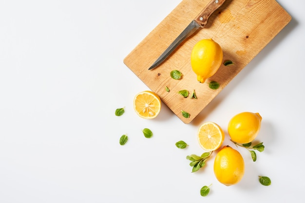 Couper des fruits de citron frais sur la planche à découper.