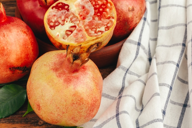 Couper les fruits de la grenade sur une planche de bois