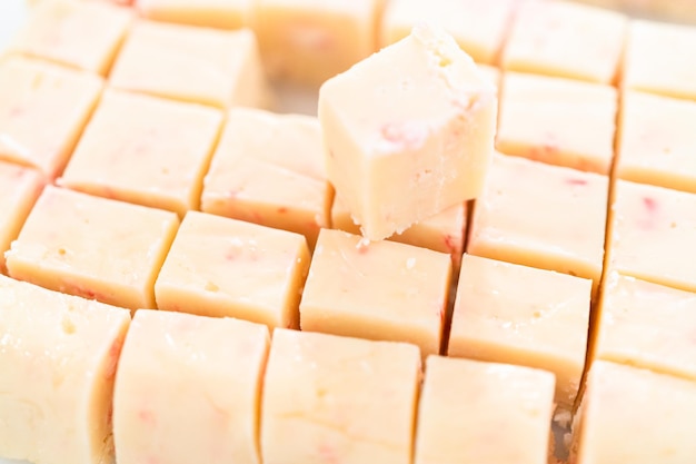 Couper le fudge à la canne de bonbon en petits cubes.