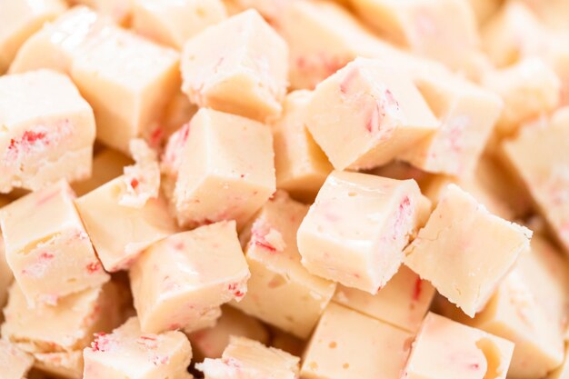 Couper le fudge à la canne de bonbon en petits cubes.