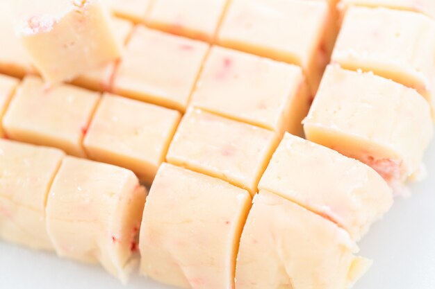 Couper le fudge de canne à sucre en petits cubes.