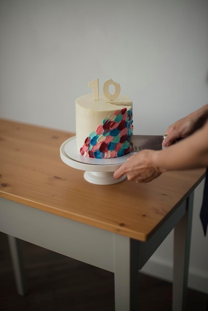 Couper un gâteau avec des numéros de chocolat dix