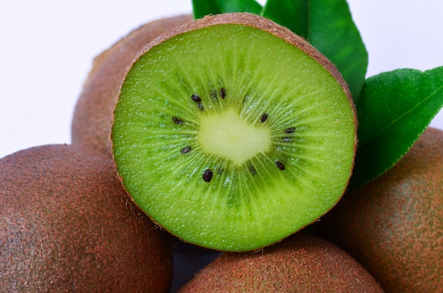 Couper le kiwi sur fond blanc