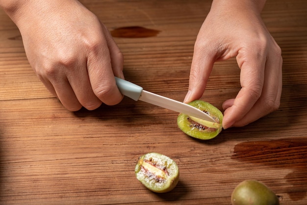 Couper les kiwis mûrs sur une table en bois