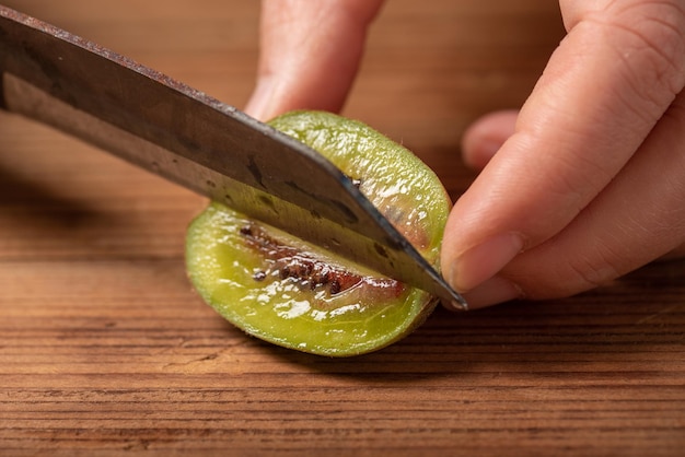 Couper les kiwis mûrs sur une table en bois