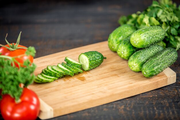 Couper les légumes pour la salade