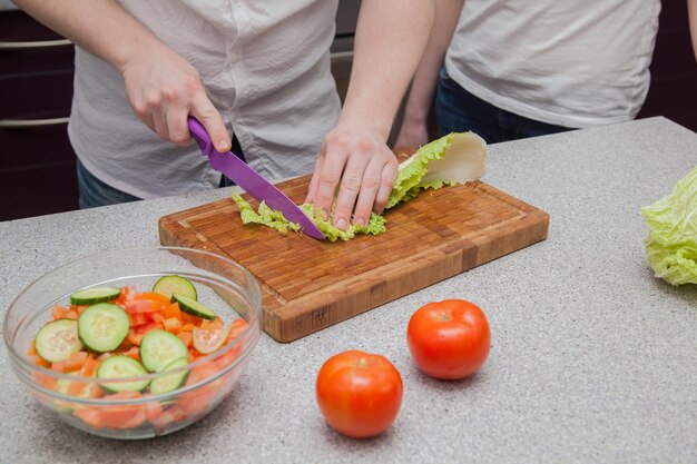 Couper les légumes pour la salade