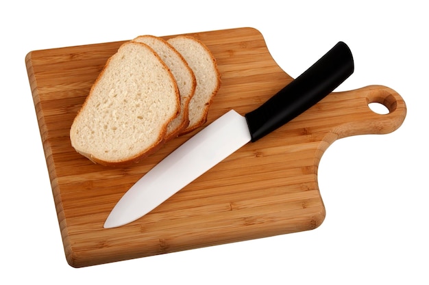 Couper le long pain sur planche de cuisine sur fond blanc