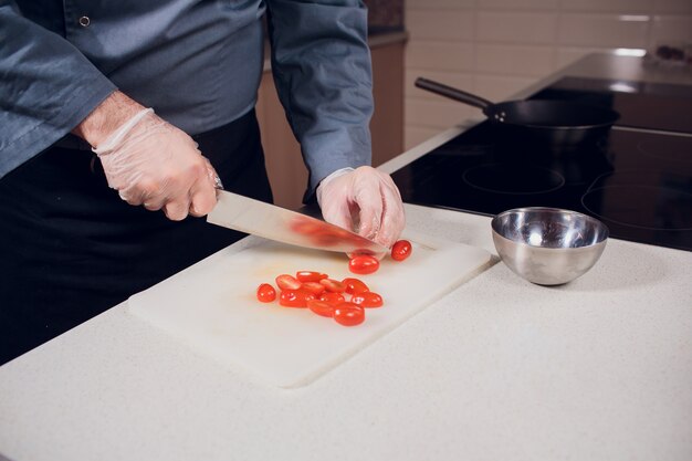 Couper la main mâle tomate avec couteau tranchant