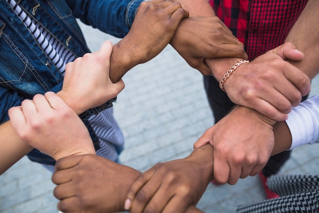 Couper les mains empilées