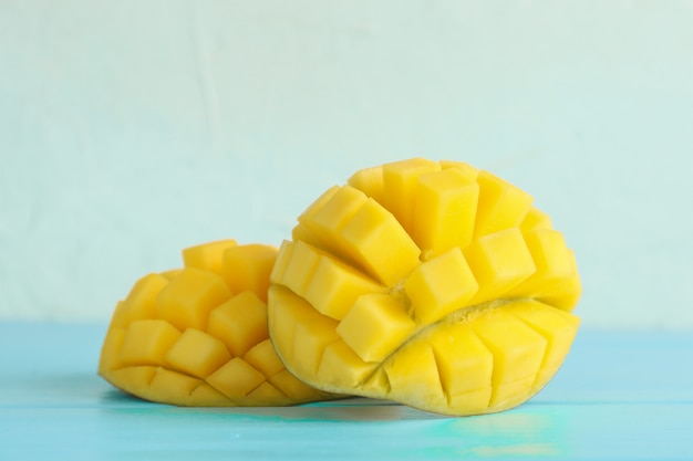 Couper les mangues mûres sur la table des couleurs