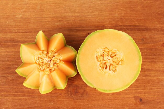 Couper le melon sur fond de bois libre