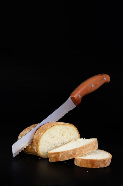 Couper une miche de pain avec un couteau sur une planche à découper