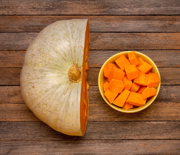 Couper en morceaux de citrouille mûre sucrée sur la table, vue de dessus