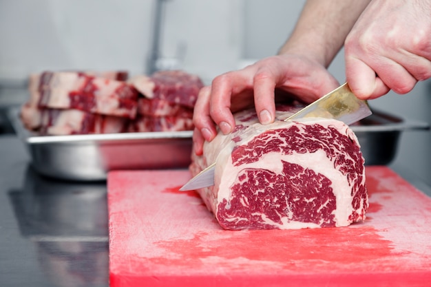 Couper des morceaux de steak de boeuf marbré ribeye