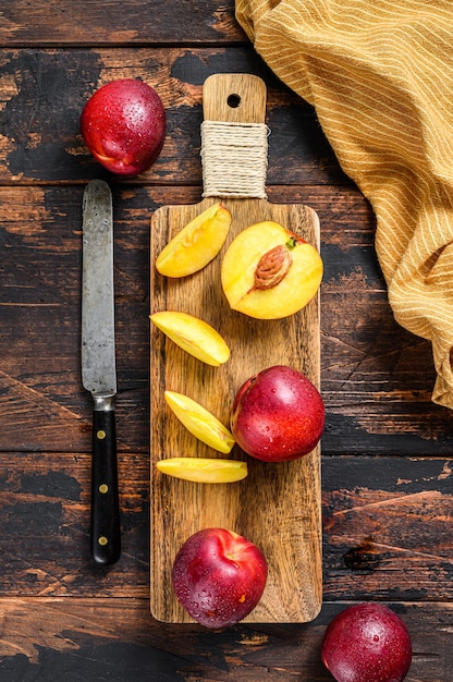 Couper les nectarines sur une planche à découper en bois