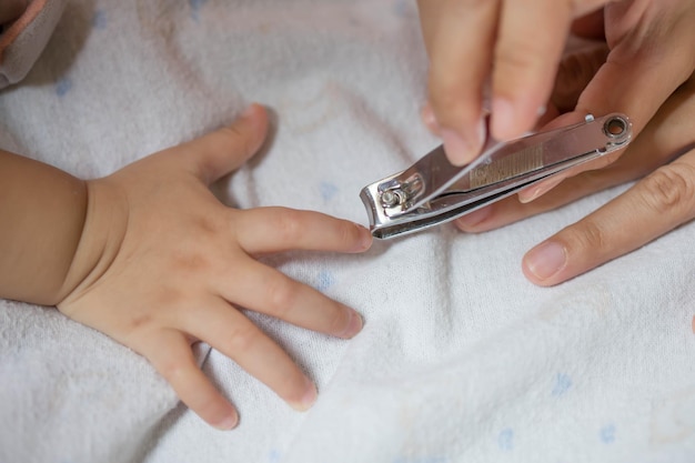 Couper les ongles de bébé