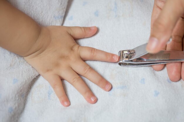 Couper les ongles de bébé