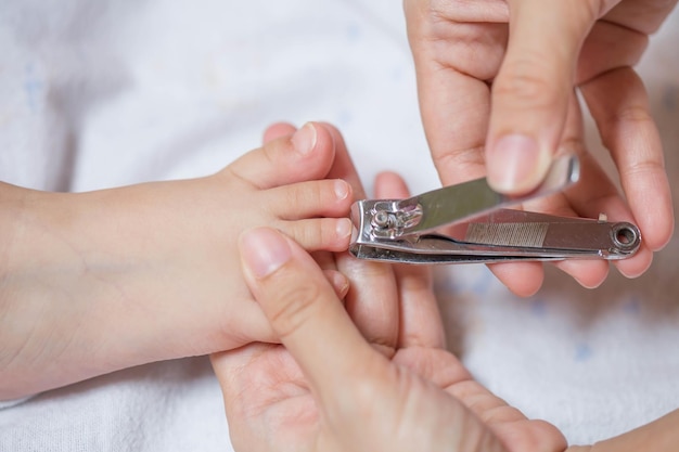 Couper les ongles de bébé