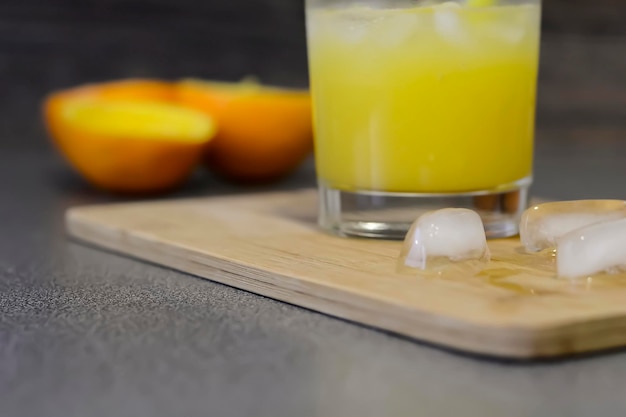 Photo couper les oranges allongées sur une table en bois. fruits coupés pour le petit déjeuner. jus frais. du jus d'orange.