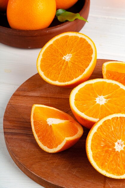 Couper les oranges sur planche de bois sur table