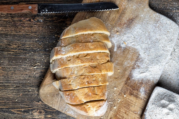 Couper le pain frais en morceaux pendant la cuisson avec du pain