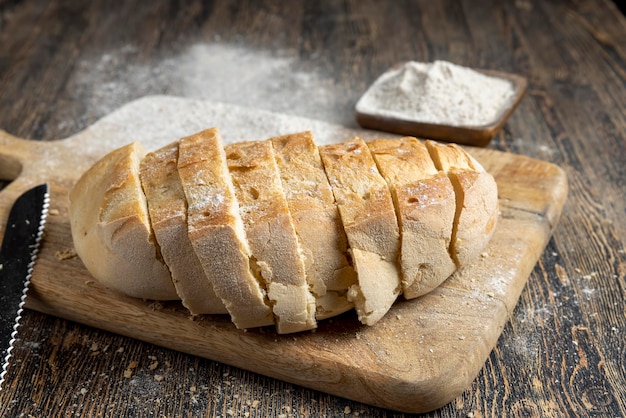 Couper le pain frais en morceaux pendant la cuisson avec du pain