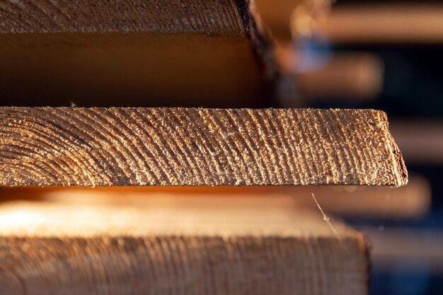 Couper des planches de bois au travail de charpentier de l'atelier du menuisier