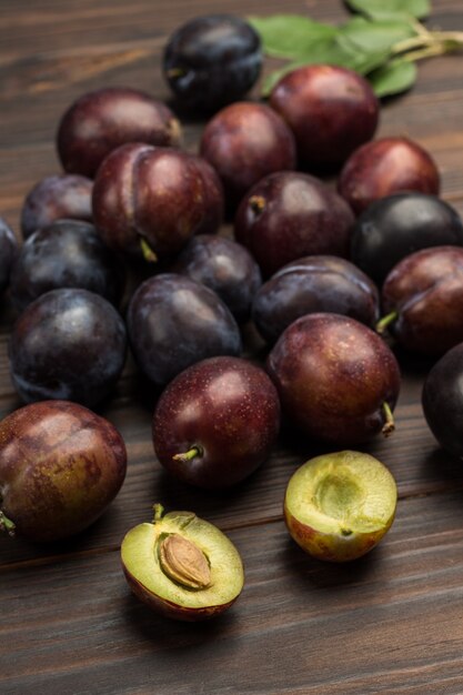 Couper la prune. Demi prune avec noyau. Fermer. Des fruits. Vue de dessus