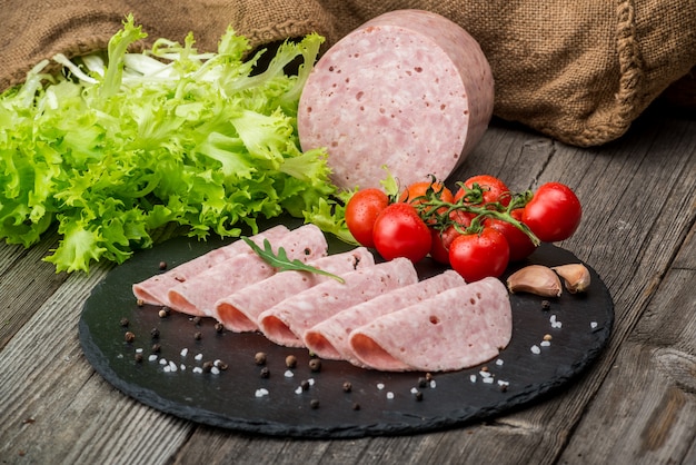 Couper le saucisson du jambon