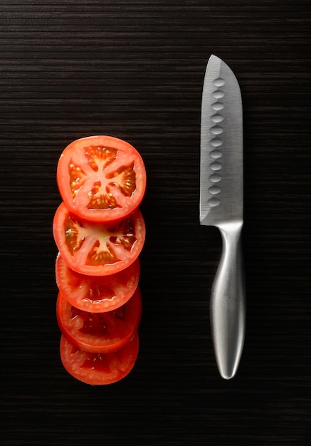 Couper la tomate et le concombre avec un couteau