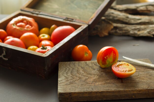 Couper les tomates sur une planche de bois