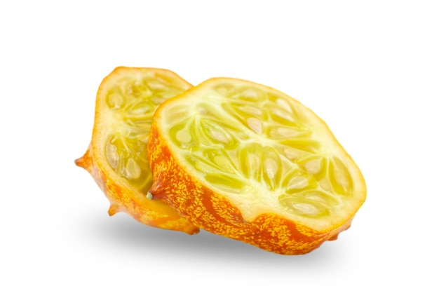 Couper des tranches de kiwano ou cucumis metuliferus isolé sur fond blanc