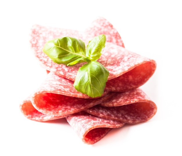 Couper des tranches de salami froid close up isolated on white