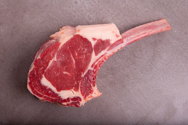 Couper la viande crue côte de bœuf vue de dessus à la boucherie