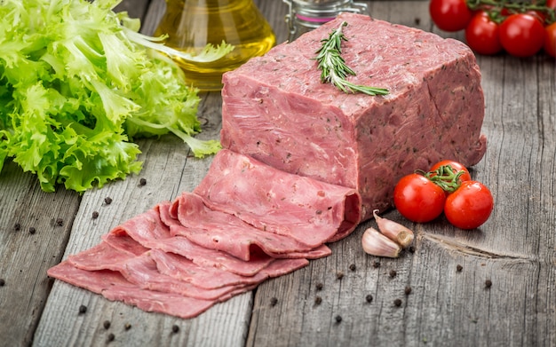 Couper la viande sur une surface en bois