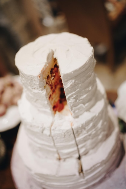 Couper la vue de dessus de gâteau de mariage blanc à trois niveaux