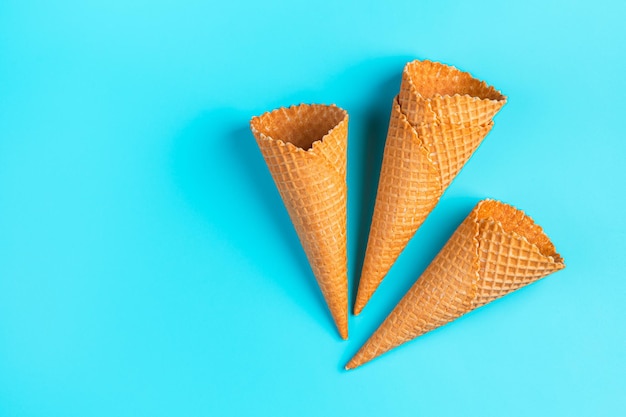 Coupes de crème glacée gaufrée sur fond bleu