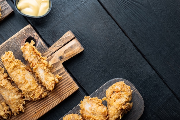 Coupes de poulet croustillant sur fond de bois noir