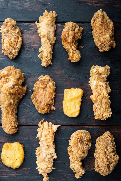 Coupes de poulet frit du sud sur fond de bois foncé, vue de dessus.