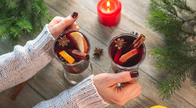 Coupes en verre avec vin chaud décorées de cannelle, anis et fruits