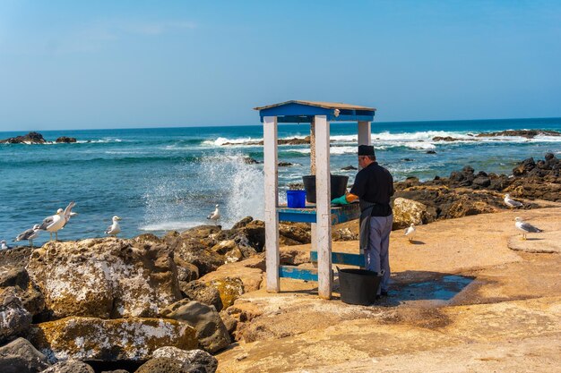 Un coupeur de poisson d'un restaurant de la ville touristique d'El Cotillo à Fuerteventura