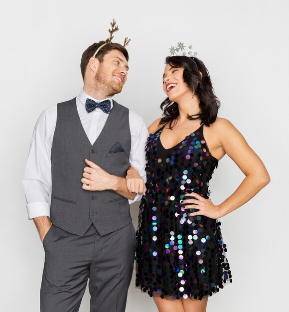 Photo couple avec des accessoires de fête de noël ou de nouvel an