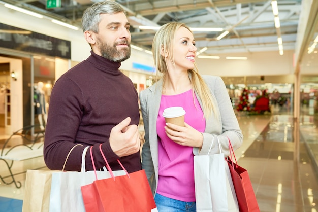 Couple, achats, centre commercial