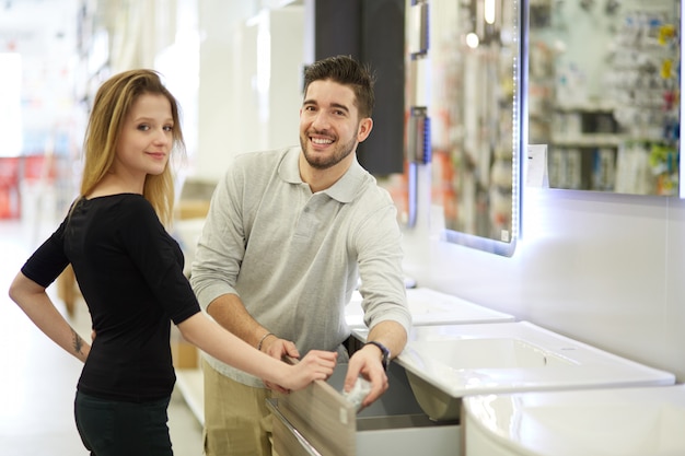 Couple, achats, à, quincaillerie