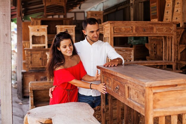 Couple achetant une commode