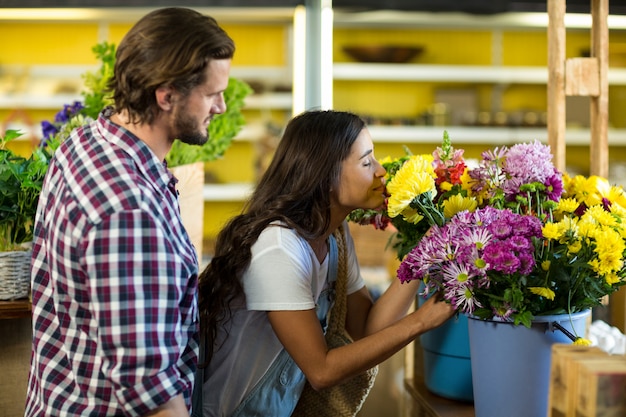 Couple achetant des fleurs au fleuriste