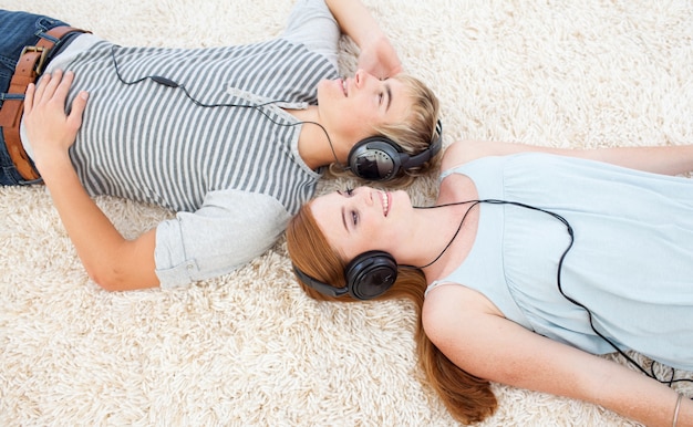 Couple d&#39;adolescents écoutant de la musique